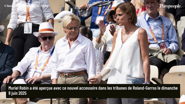 Muriel Robin remarquée avec une canne : on connaît la raison qui l'oblige à se déplacer avec cet accessoire