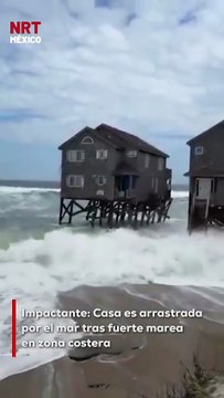 Una vivienda construida a la orilla de la playa fue alcanzada por la marea y terminó colapsando. Las olas arrastraron la casa por completo ante la mirada de testigos.