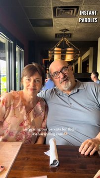 Ces parents retrouvent leurs 10 enfants pour leur 45ème anniversaire de mariage