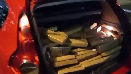 PRF parou motorista por lanterna apagada e encontrou 200 quilos de maconha em porta-malas