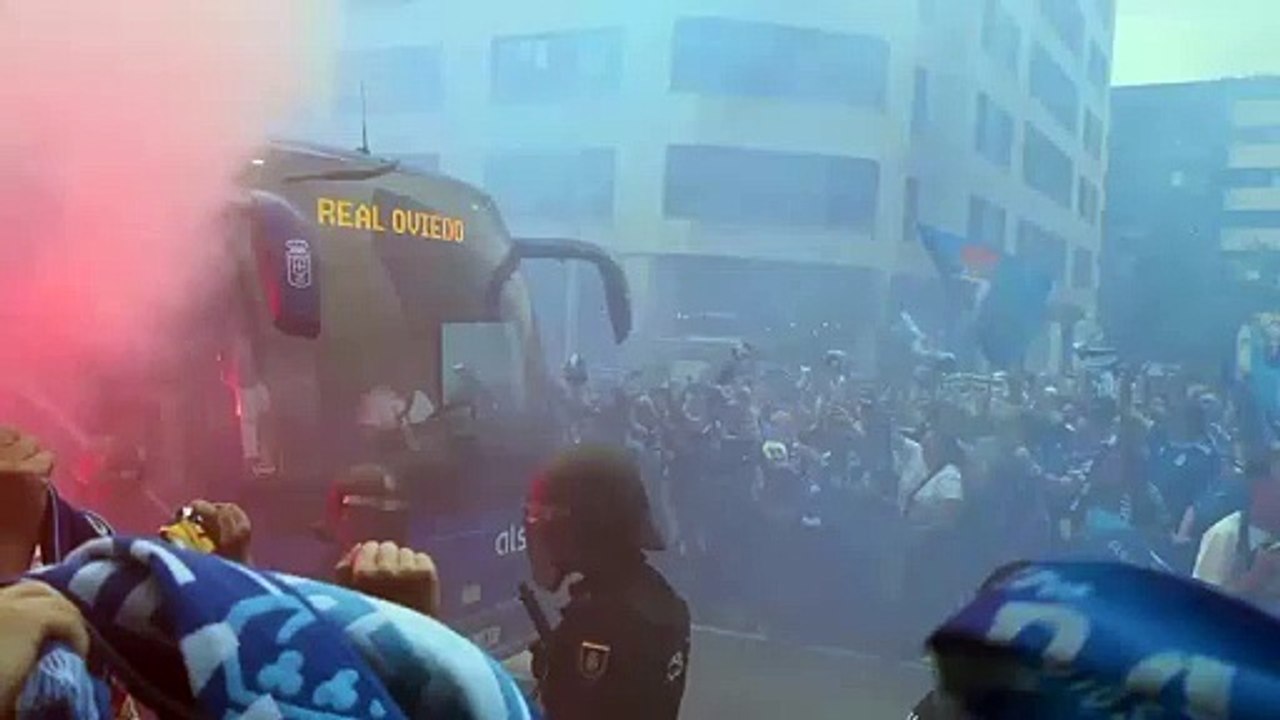 Recibimiento infernal a los jugadores del Oviedo