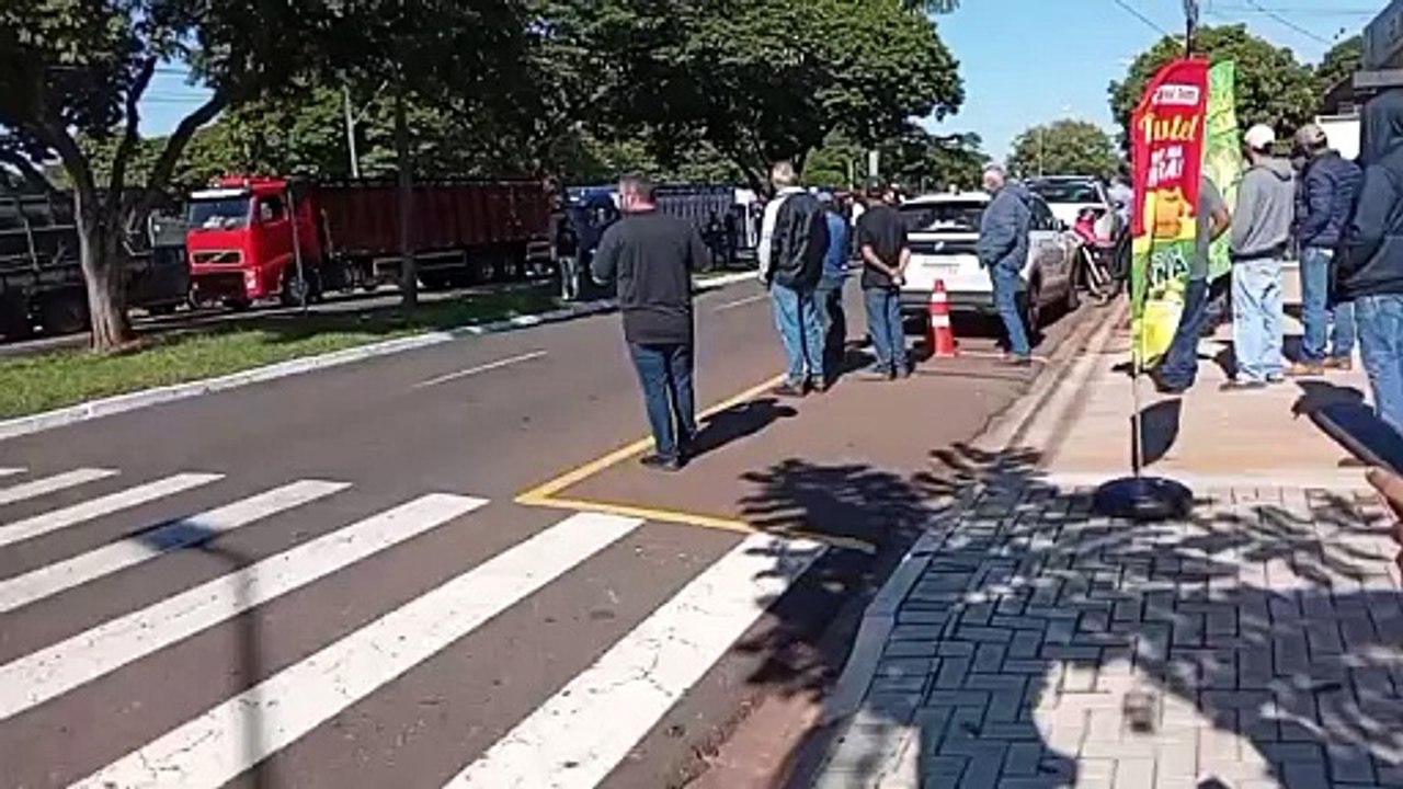 Umuarama: Colegas de profissão homenageiam caminhoneiro que faleceu em acidente