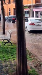 La tormenta inunda varias tiendas y portales en Somorrostro