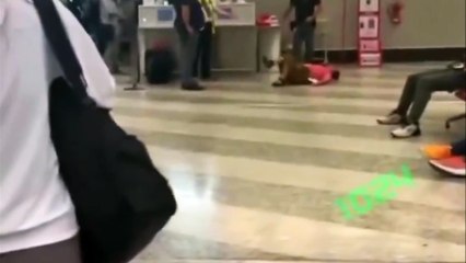 Mulher se joga no chão e esperneia após receber informação de que mala estava acima do peso