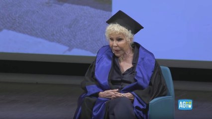 Vanoni riceve la laurea ad honorem dalla Statale: «Sono una cialtrona: ma i miei genitori sarebbero impazziti di gioia a sapermi laureata»