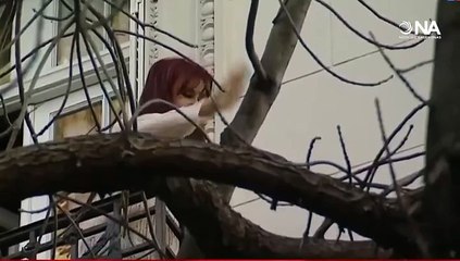 Cristina Kirchner saludó a la militancia desde su balcón en Constitución y exhibió un buzo de la UNLP