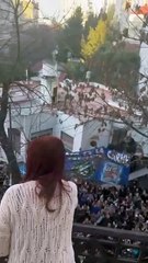Cristina Kirchner saluda a la militancia desde su balcón