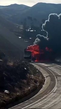 Evistas queman bus que transportaba a policías a Llallagua Grupos de bloqueadores evistas incendiaron un bus que transportaba efectivos policiales en Llallagua,