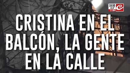 Cristina saluda a su militancia desde el balcón de su domicilio en Constitución