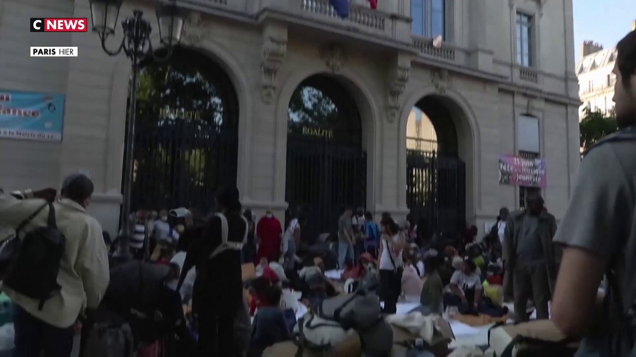 Paris : plus de 250 migrants installés devant la mairie du XIe arrondissement
