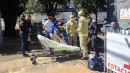 Mulher de 57 anos quebra o braço após cair na calçada