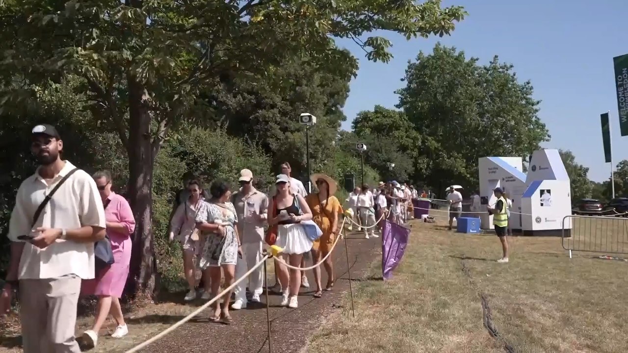 Comedian joins campaigners fighting against proposals to expand the Wimbledon tennis site