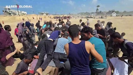 İsrail'in açlığa mahkum ettiği Filistinliler, paraşütle indirilen insani yardım malzemelerine akın etti
