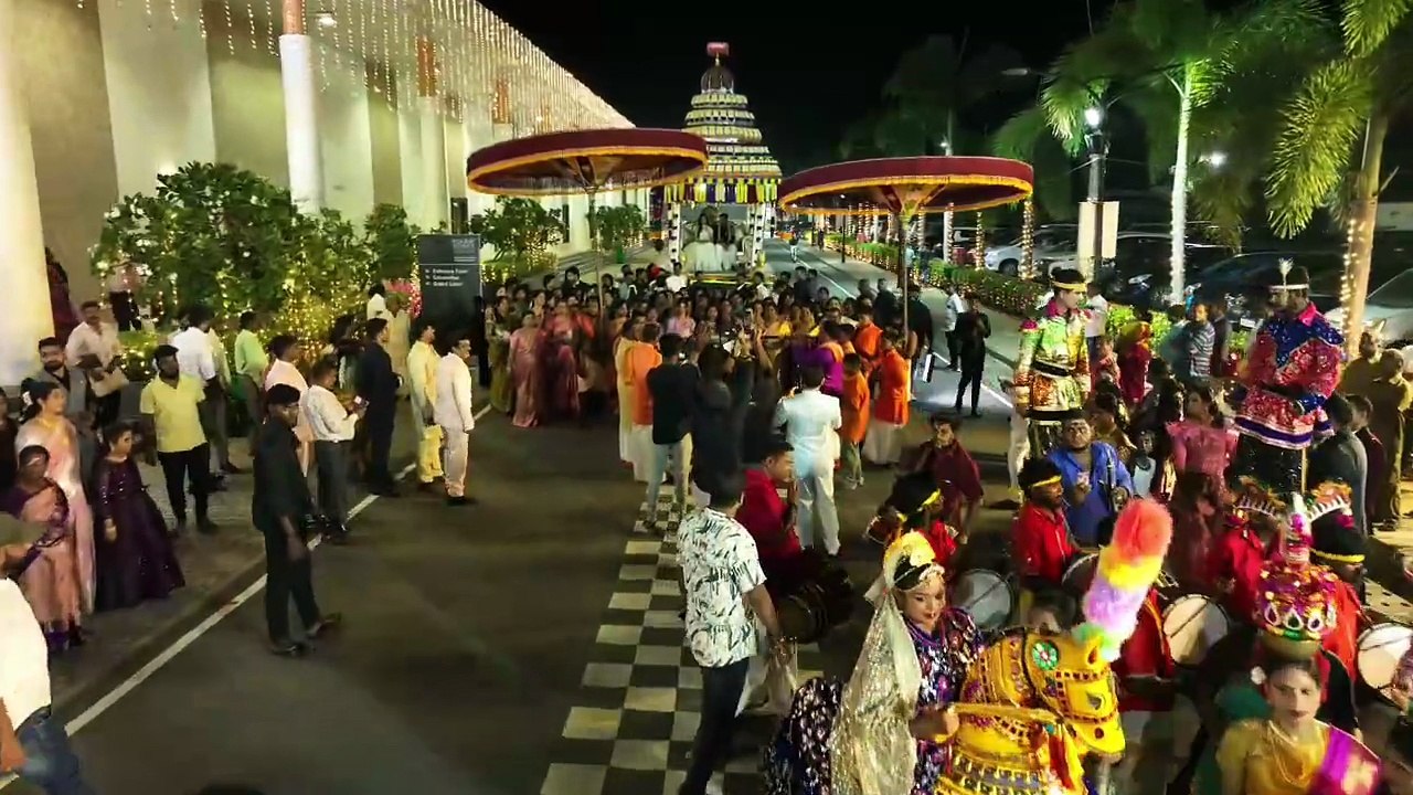 காஞ்சிபுரத்தில் சினிமா பாணியில் நடைபெற்ற திருமண வரவேற்பு நிகழ்ச்சி!