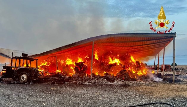 Incendio devasta azienda agricola vicino a Monastir: danni ingenti