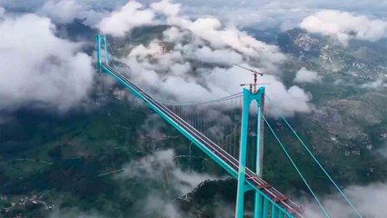 China test de hoogste brug ter wereld