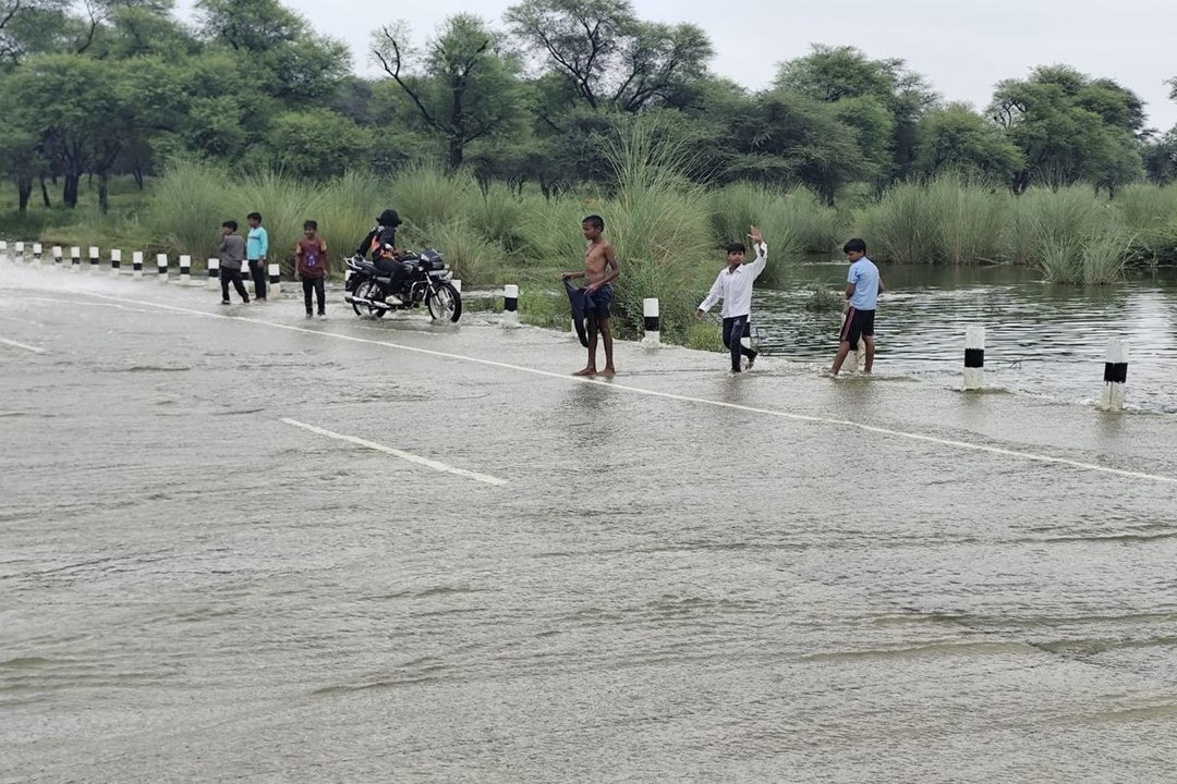 ढूंढ नदी की रपट पर जीवन संकट में डाल मछलियां पकड़ रहे हैं बालक , हो सकता है हादसा