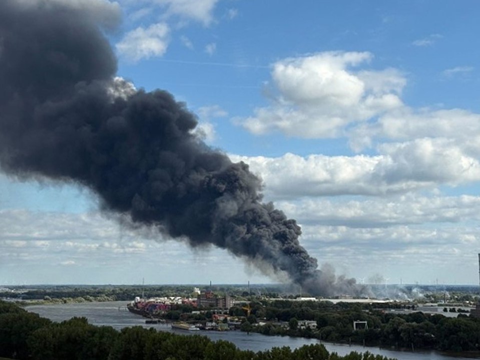 Explosion im Hamburger Hafen: Trümmerteile landen auf Autobahn