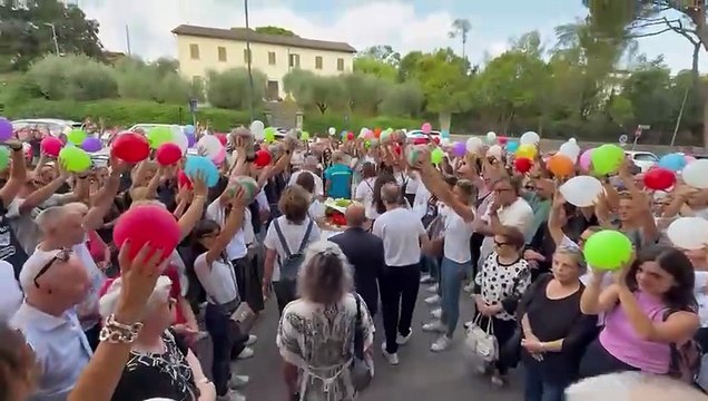 I funerali di Meri Malucchi, le lacrime e il lancio di palloncini fuori dalla chiesa