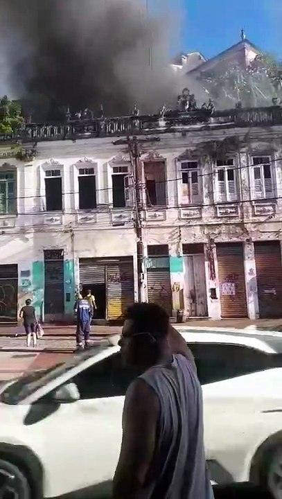 Incêndio atinge casarão na Baixa dos Sapateiros