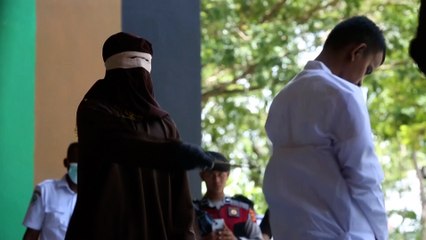 Azotan a dos homosexuales en Indonesia por infringir la ley sharia
