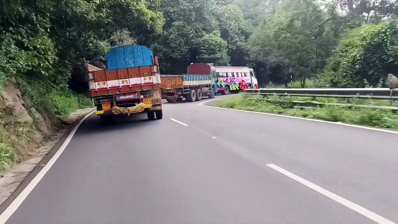 Dhimbam-Ghat-Road-Bus-vs-Lorry-Overtaking