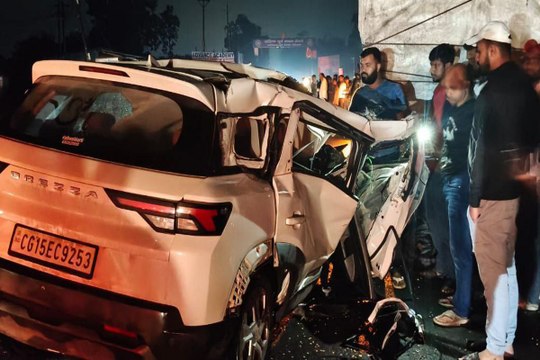 एनएच पर गड्ढे में घुसते ही फटा कार का टायर, खराब खड़े ट्रक में टकराकर युवा ठेकेदार की मौत