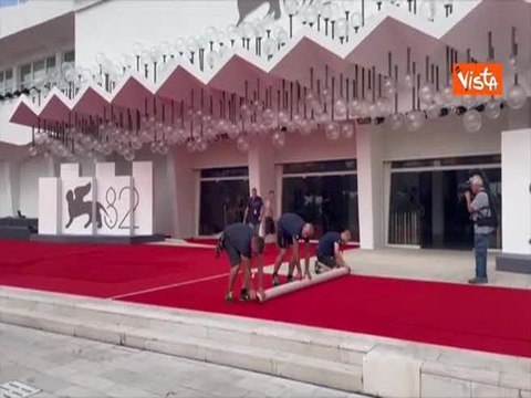 Venezia 82, il tappeto rosso viene steso sul red carpet per l'inaugurazione della kermesse