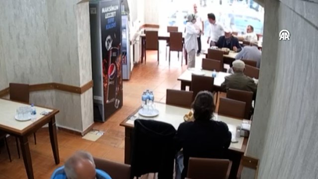 Lokantacı, boğazına yiyecek kaçan kişiyi Heimlich manevrasıyla kurtardı