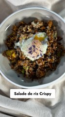 Riz crispy au poulet BBQ, avocat et cornichons : la recette des réseaux sociaux 😍