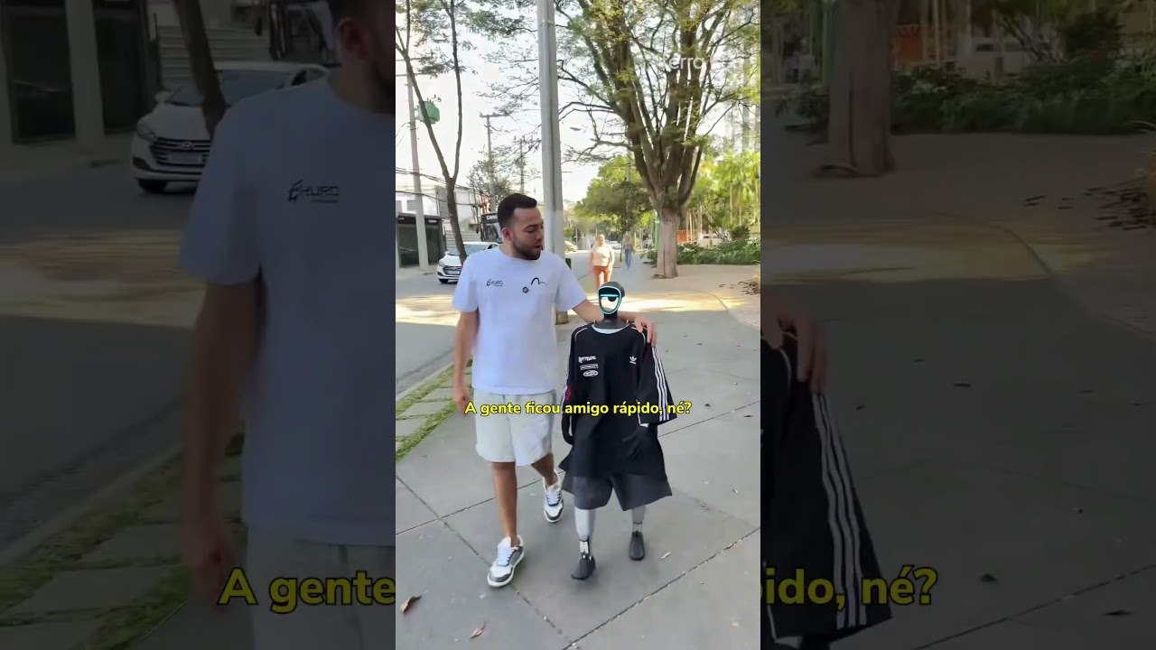 Influenciador viraliza ao levar robô humanoide de R$ 230 mil para passear na rua #shorts