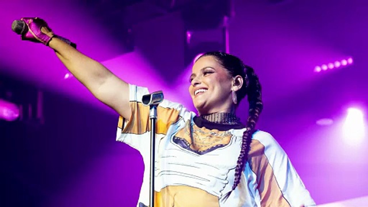 Nelly Furtado e la t-shirt per i body-shamer: un messaggio di body neutrality