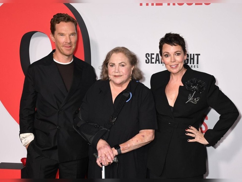 Kathleen Turner zeigt sich mit Gehstock auf dem roten Teppich