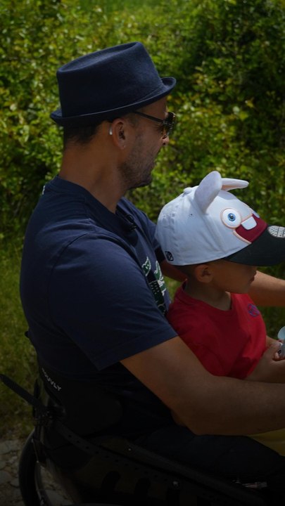 Chez les Aïbout, ça bouge, ça rit et ça se taquine ! Les fauteuils roulants de papa et maman ? Aucun frein : ici, l’amour, l’humour et l’énergie des enfants font tourner la maison comme jamais ! ❤️🧑‍🧑‍🧒‍🧒
