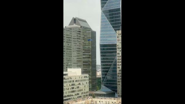 Les images impressionnantes de parachutistes qui s'élancent du toit d'une tour de La Défense
