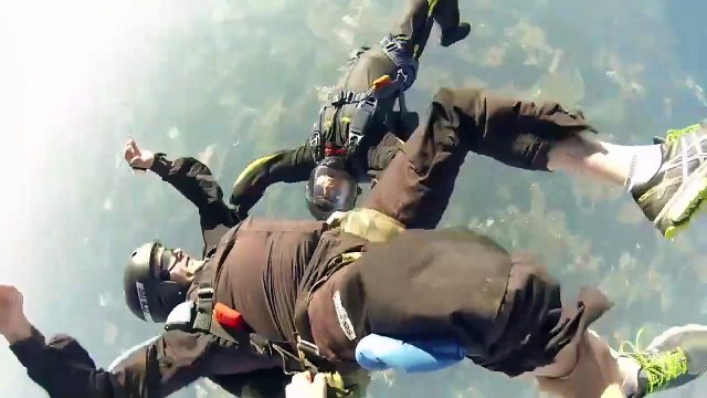 Ce prof de parachutisme sauve la vie de son élève