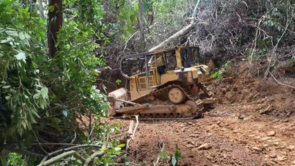 D6R XL Bulldozer Technique Cuts Through Mountains