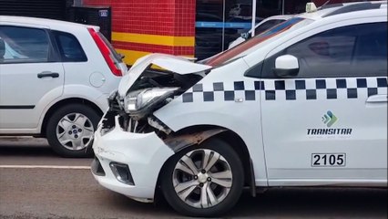Colisão entre táxi e Volvo causa transtorno na Avenida Tancredo Neves