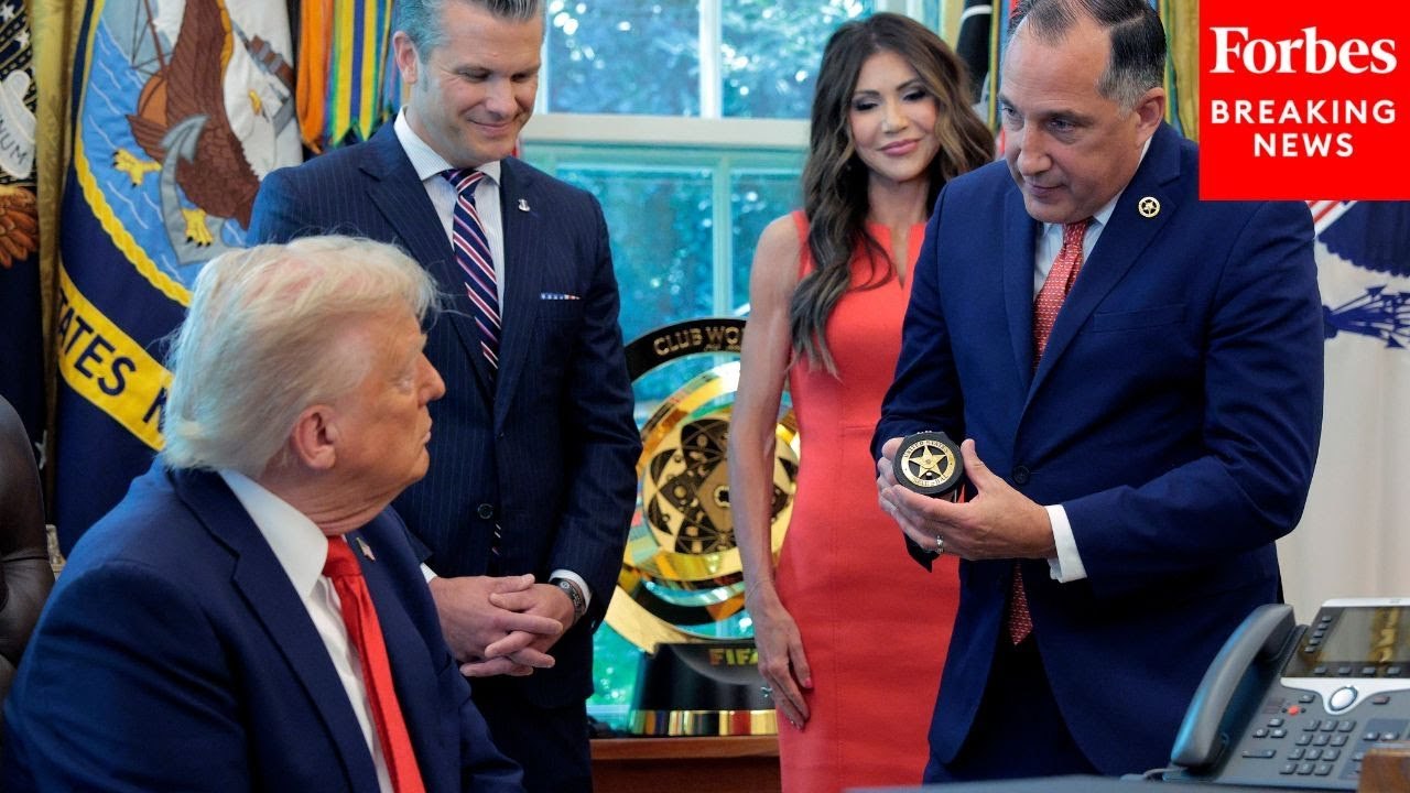 US Marshal Service Director Gifts Trump Handcuff Key In Thanks For His Support For Law Enforcement