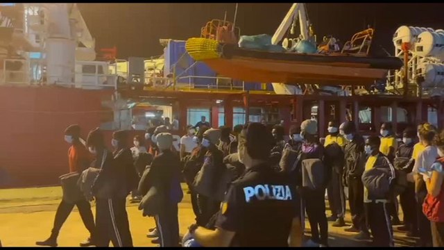 Migranti, lo sbarco dalla Ocean Viking ad Augusta