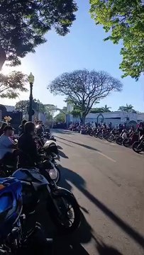 Amigos e familiares prestam última homenagem para motoboy que faleceu após acidente