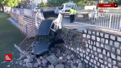 Yozgat'ta kontrolden çıkan otomobil okulun bahçesine uçtu