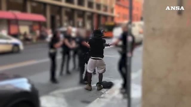 Bologna, il video dell'intervento dei vigili urbani con lo spray urticante in via Marconi
