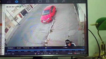 El momento en que dos ladrones roban focos y cables en el macrocentro salteño