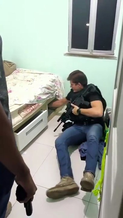 VÍDEO: Dupla é presa em flagrante por roubos na orla de Salvador