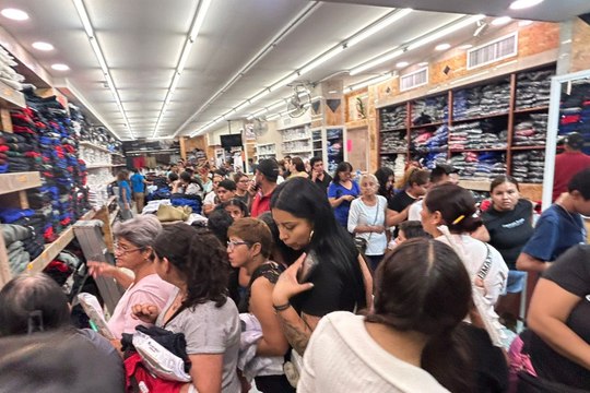 Padres abarrotan tienda en Monterrey para comprar uniformes escolares