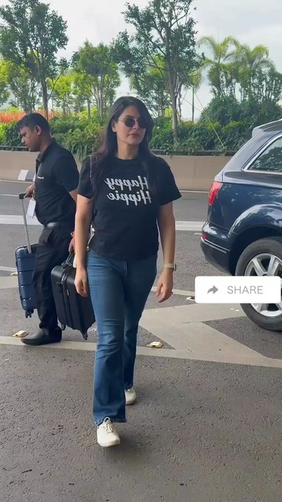 Zareen Khan Arrived at the Mumbai Bollywood movies Airport for Dubai Travel 🔥😍❤️ #zareenkhan #bollywood #actresses