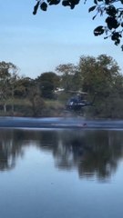 Helicóptero cai em lago ao tentar coletar água para combater um incêndio florestal na França.