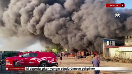 Antalya'da iki depoda çıkan yangın söndürülmeye çalışılıyor