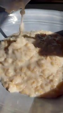 Porridge salato con avocado e uovo: perfetto per la colazione!